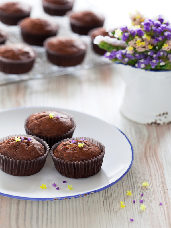 白色瓷盘上精致巧克力纸杯蛋糕