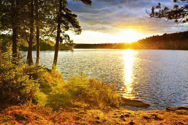 夕阳湖边图片