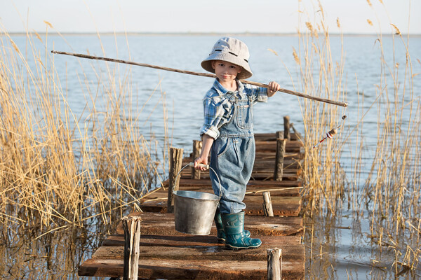 提桶钓鱼的小男孩图片