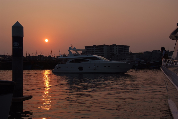 夕阳下的海星游艇图片