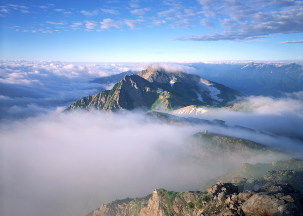 宁静高山云海山谷美景